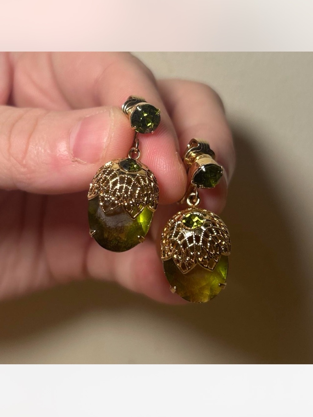 Sarah Coventry green faceted glass clip on earrings